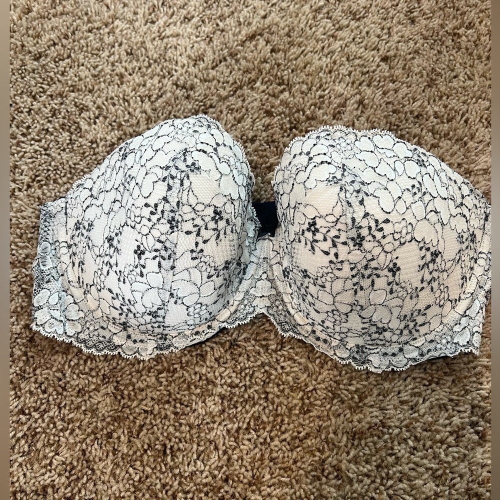 VS Dream Angels Elegant Lace Strapless Bra - White with Black Lace Overlay